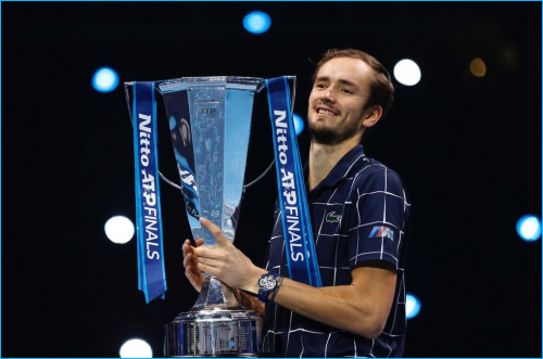 北青体育：伊万观看沙特、巴林海湾杯直播，做了比较详实的笔记.